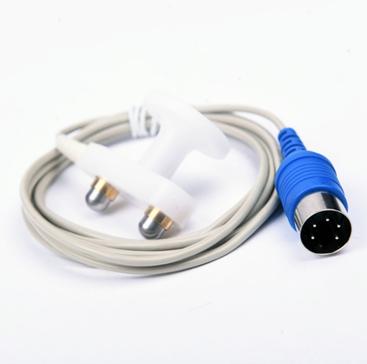 L'adulte tenu dans la main blanc a fixé l'électrode stimulante avec Pin DIN de la norme 5